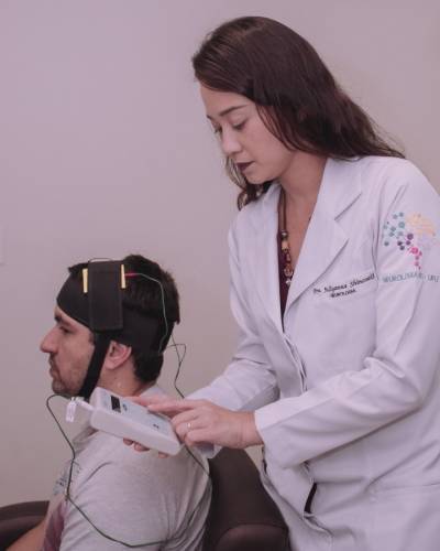 Estimulação elétrica transcraniana por corrente contínua